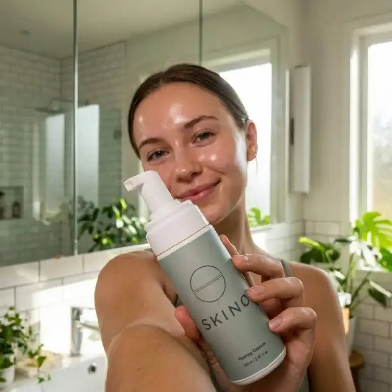 Lyxig ansiktsvård i badrummet, SKINØ Foaming Cleanser som effektivt tar bort orenheter utan att torka ut huden.