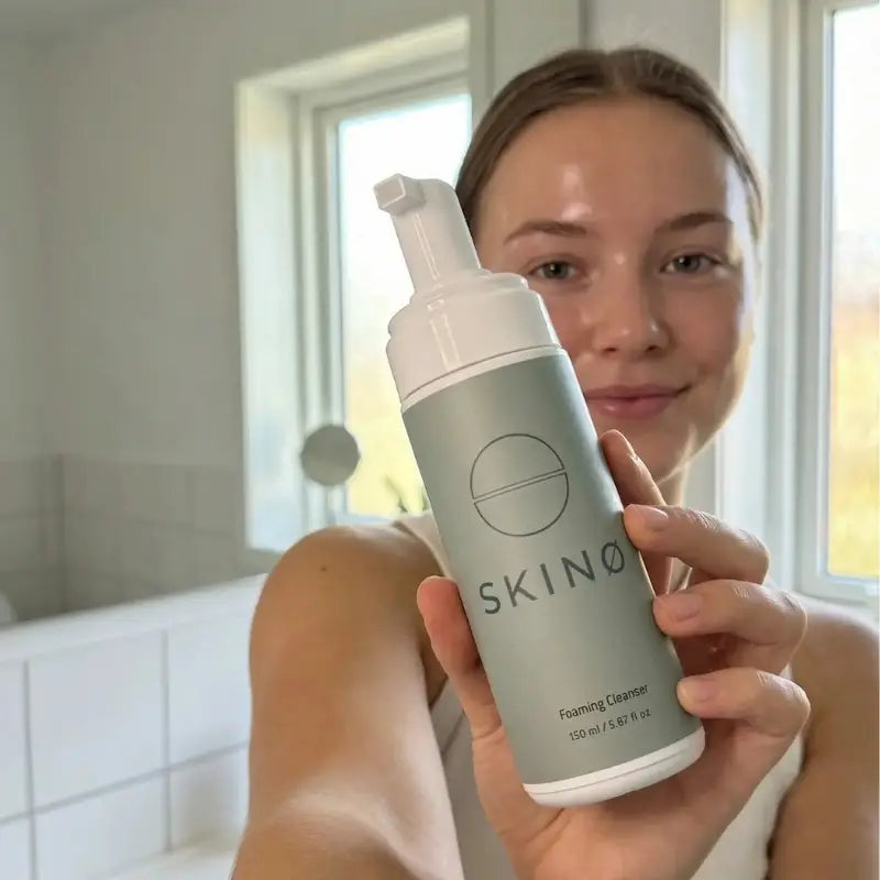 SKINØ Foaming Cleanser, lyxig ansiktsrengöring med rosenvatten som ger huden naturlig lyster och en fräsch känsla.