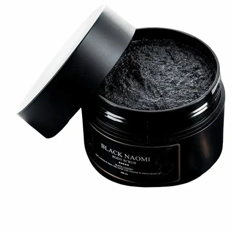 Djuprengörande textur – En kraftfull blandning av salt, pimpsten och svart lera som effektivt tar bort döda hudceller.