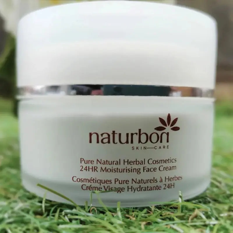 Naturbon med naturliga örter – Skonsam och närande dagkräm berikad med växtbaserade extrakt för känslig hud.