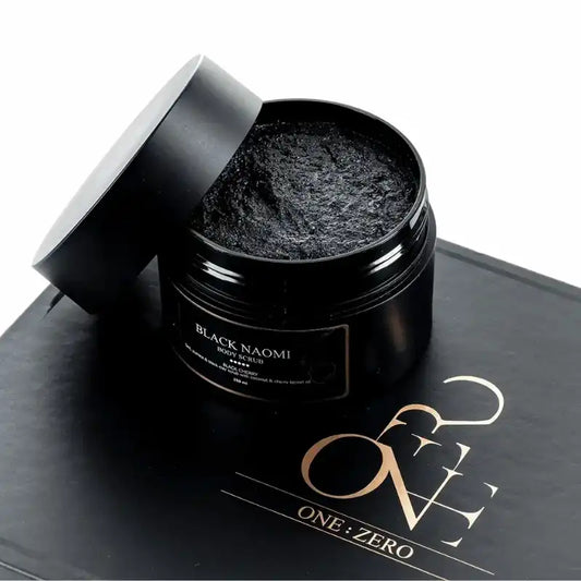 One : Zero Black Naomi Body Scrub – Exklusiv kroppsskrubb med svart lera och sensuell doft av svarta körsbär.