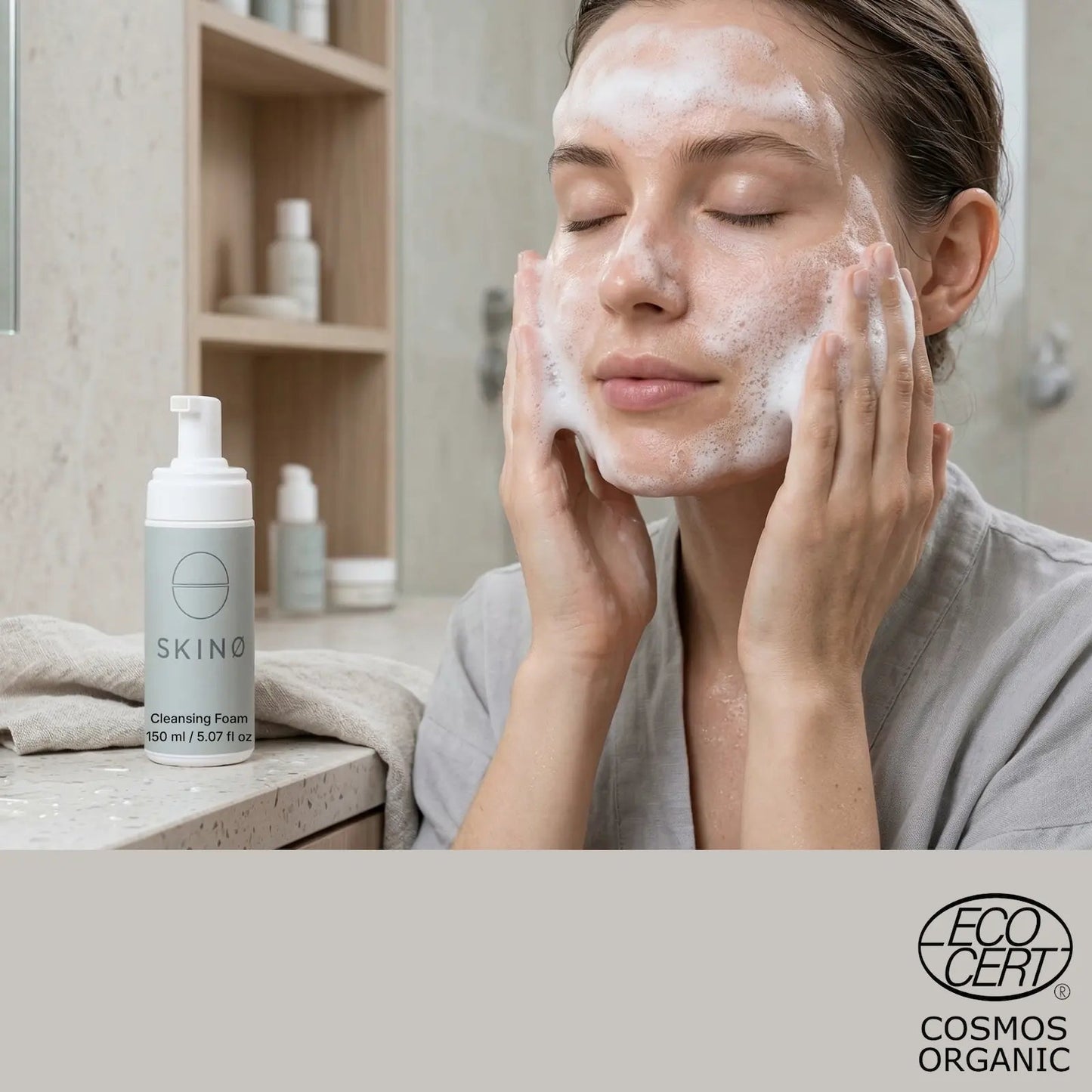 Närbild på person som rengör ansiktet med SKINØ Foaming Cleanser 150 ml, ECOCERT COSMOS Organic‑certifierad, visar rikligt lödder och skonsam djuprengöring för känslig hud.