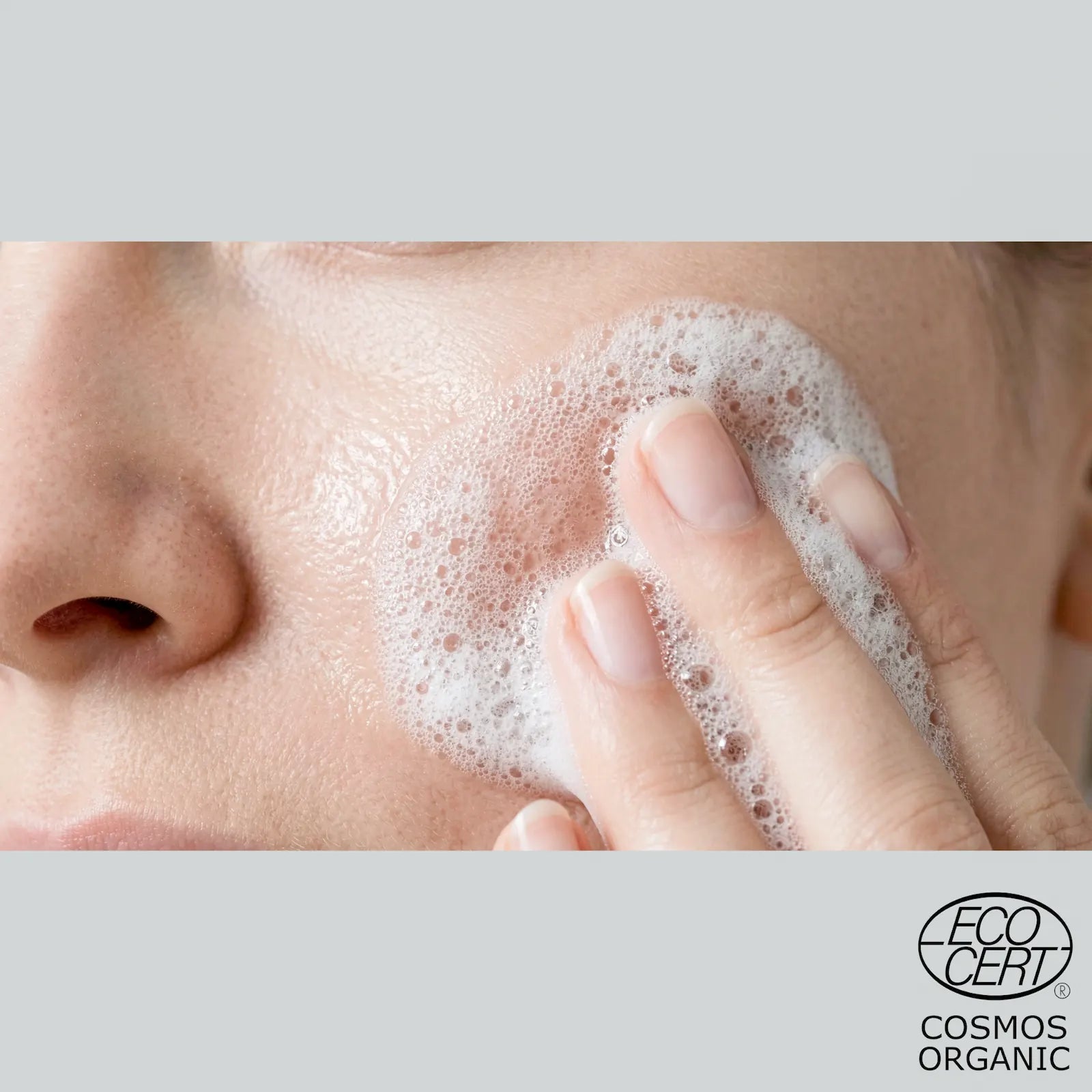 SKINØ Gentle Foaming Cleanser – Ansiktsrengöring för Glow – Cleanser, Närbild på ansikte som rengörs med SKINØ Foaming Cleanser, ECOCERT COSMOS Organic‑certifierad, visar rikligt lödder och skonsam djuprengöring.