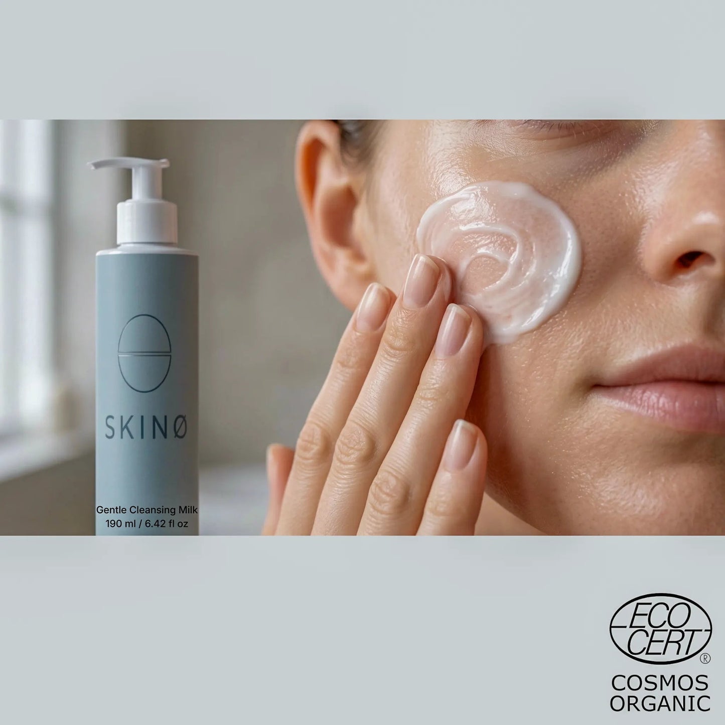 Closeup av SKINØ Gentle Cleansing Milk kremformula som appliceras 
på ansiktet – mjölkaktig, skonsam rengöring med aloe vera för 
känslig hud, COSMOS ORGANIC certifierad vegansk hudvård.