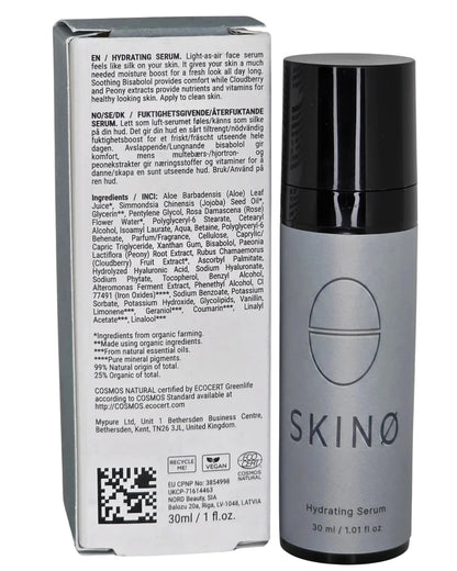 SKINØ Hydrating Serum 30ml förpackning och pump – ingredienslista med hyaluronsyra, hjortron, bisabolol och pion, 99% naturligt ursprung 25% ekologiskt, COSMOS NATURAL ECOCERT vegansk.