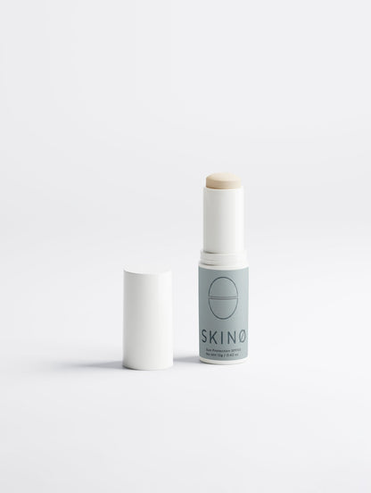 SKINØ Mineral Sun Stick SPF 50 öppen paket – visar mineralisk 
solskyddsstick med fysisk UVA/UVB-filter för känslig hud, 
reef-safe och ekologisk COSMOS ORGANIC certifierad sunscreen, 
praktisk ansiktsskyddsstick för dagligt skydd.