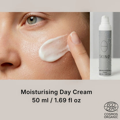 Kvinna applicerar SKINØ Moisturising Day Cream 50ml på kinden – vegansk återfuktande dagkräm med hyaluronsyra och glow-effekt, ECOCERT certifierad.