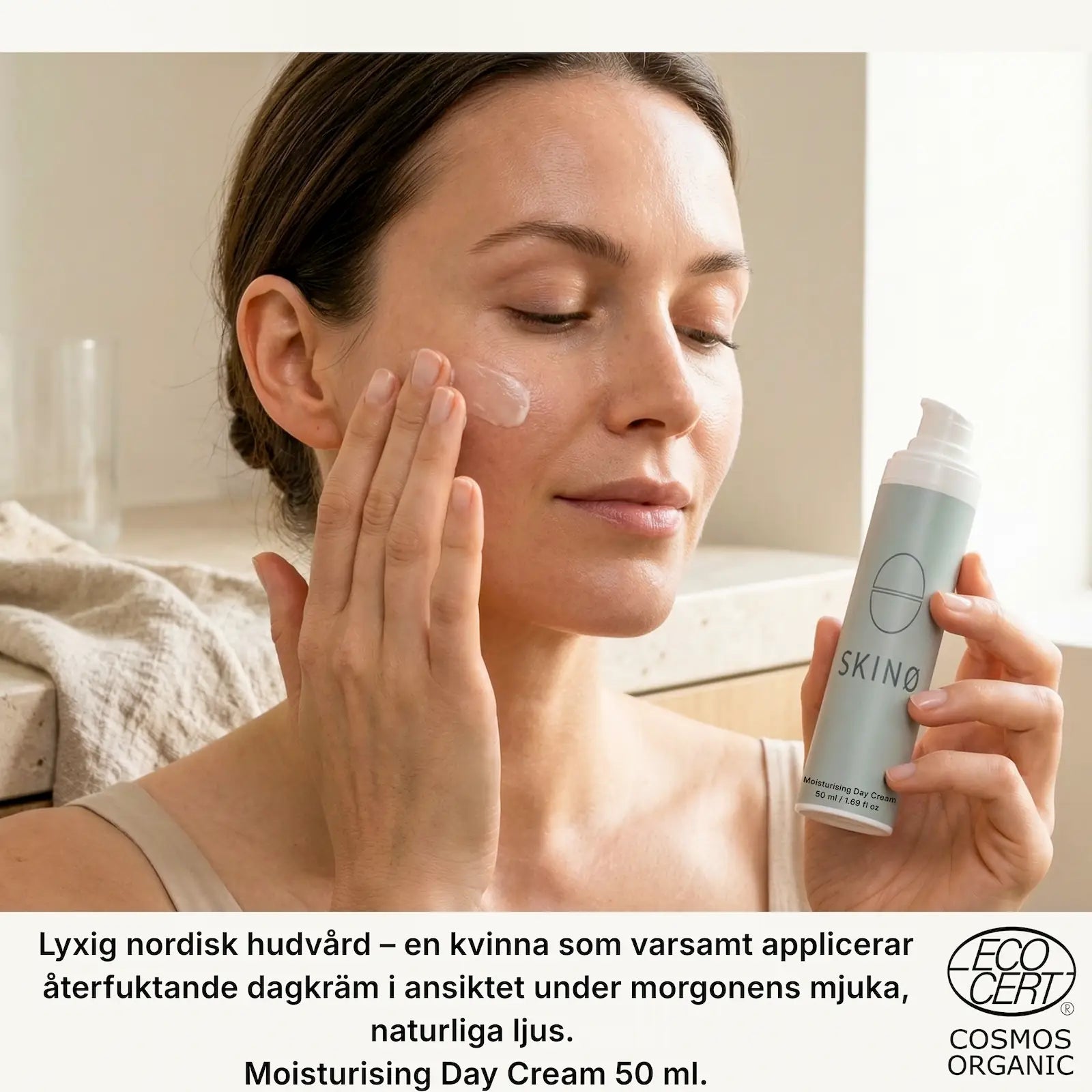 Kvinna applicerar SKINØ Moisturising Day Cream 50ml – lyxig nordisk hudvård med återfuktning och glow, ECOCERT vegansk dagkräm.