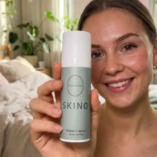 SKINØ Nordic Glow Serum – Vitamin C & Hyaluronsyra – Ansiktsserum | FaceTAN