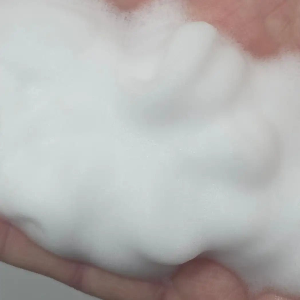 SKINØ Cleansing Foam – Skonsam rengöring med Rosenvatten & Kamomill  skum i handstruktur Cleanser Foaming SKINØ.