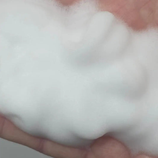 SKINØ Cleansing Foam – Skonsam rengöring med Rosenvatten & Kamomill  skum i handstruktur Cleanser Foaming SKINØ.